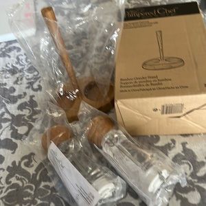 Brand new Pampered Chef Salt and Pepper Bamboo Grinder and Stand Set
